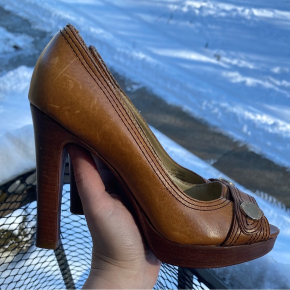 Michael Kors Tan Leather Open Toe Wooden Heels with Gold Logo Button - Picture 4 of 17